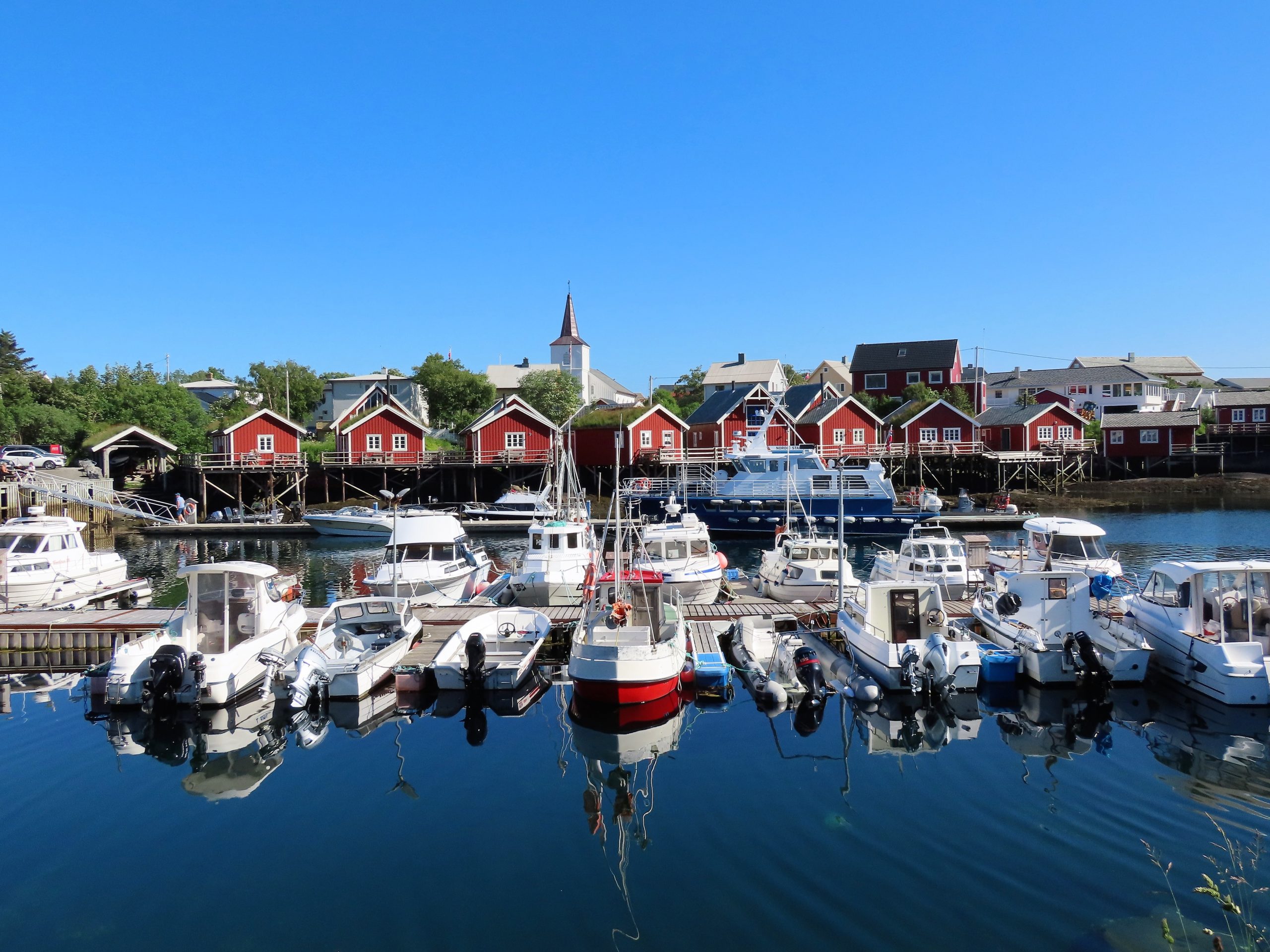 Kirke, båtplasser og rorbuer i Reine