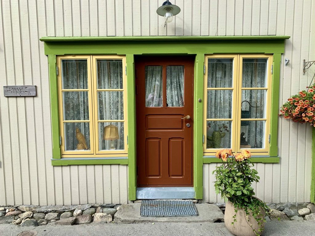 Mosjøen - en historisk opplevelse i Vefsn på Helgeland - Mye historie og sjarmerende vinduer i Sjøgata