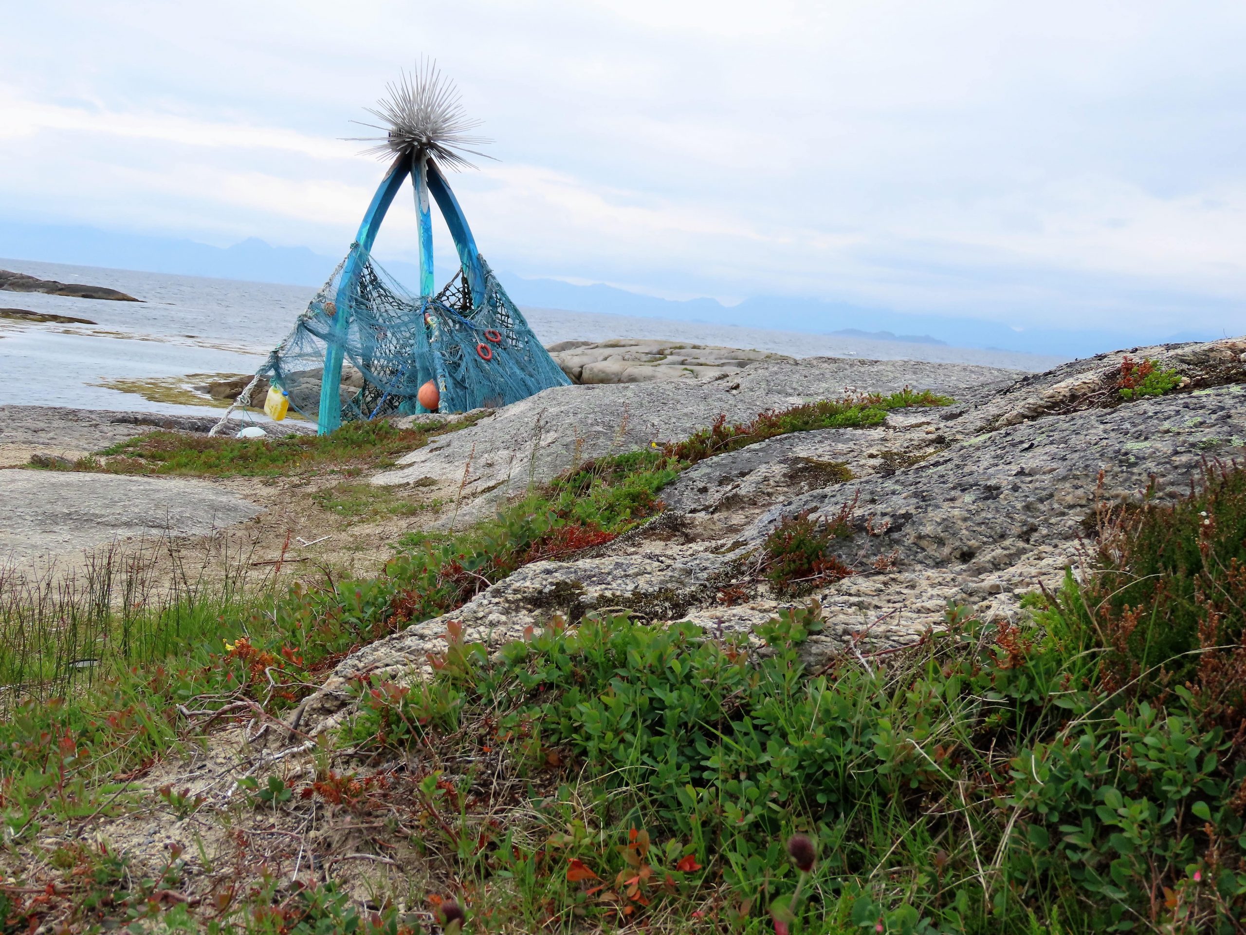 Plasttelt ved parkeringsplassen ved Tranøy fyr