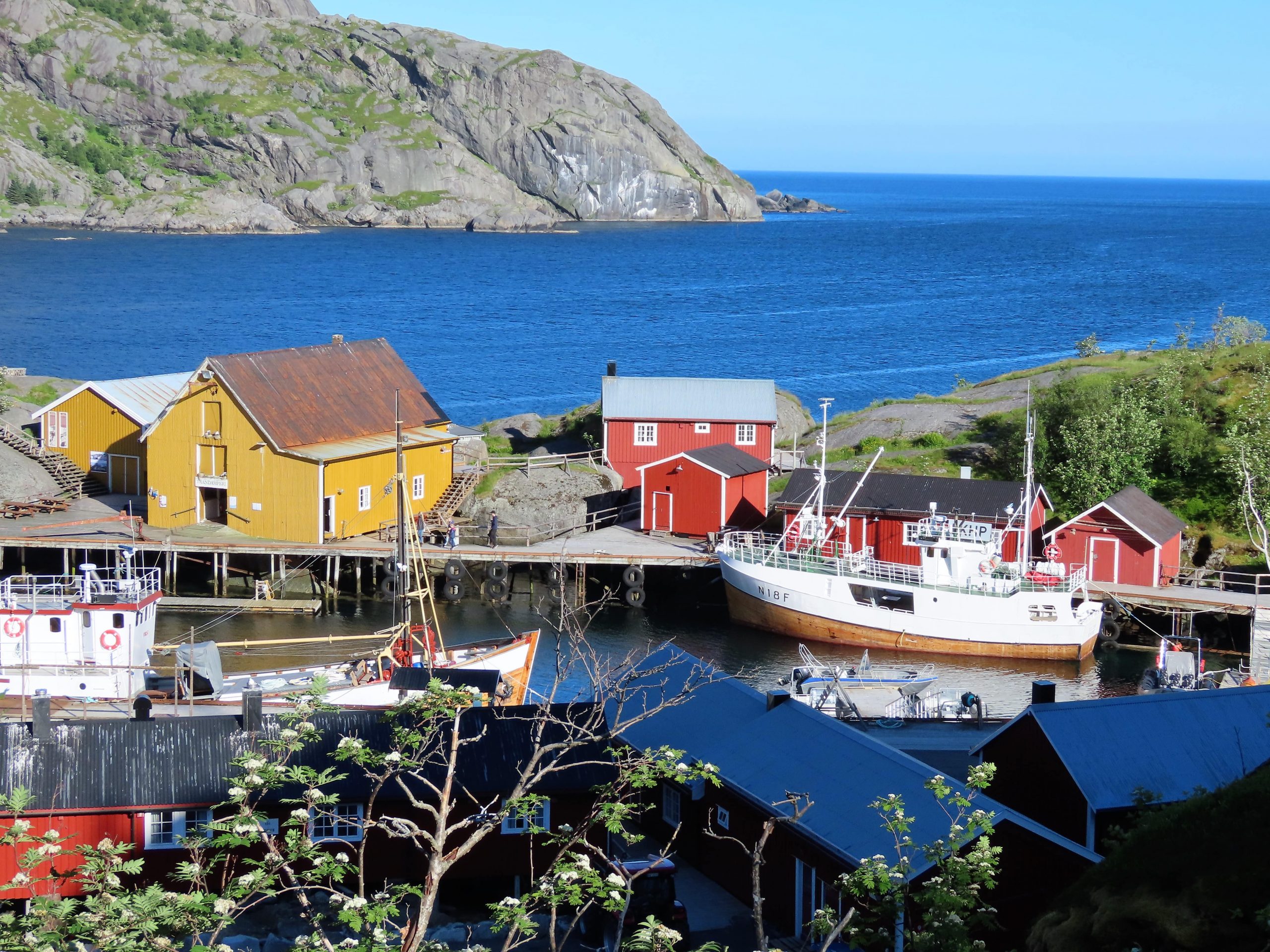 Ting å gjøre i Lofoten - magisk natur, strender, fiskevær - Nusfjord oversiktsbilde