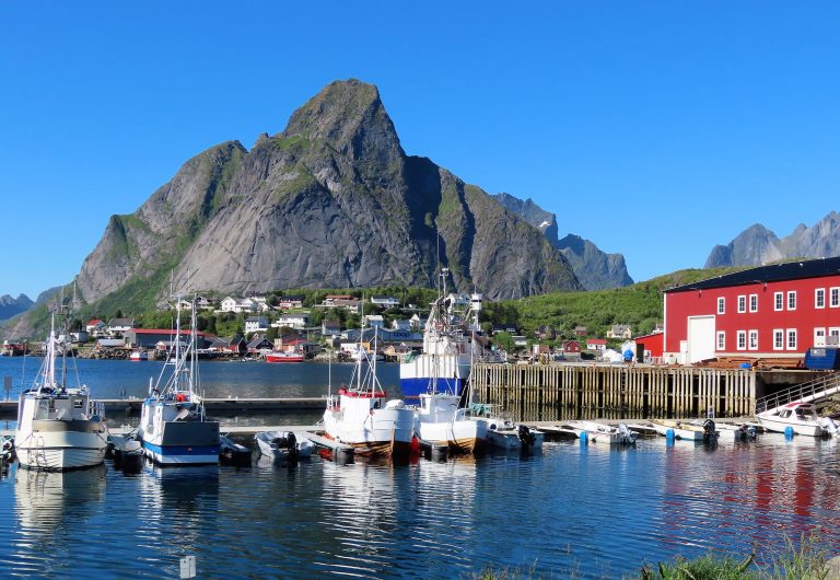 Ting å gjøre i Lofoten - magisk natur, strender, fiskevær - Reine fiskevær