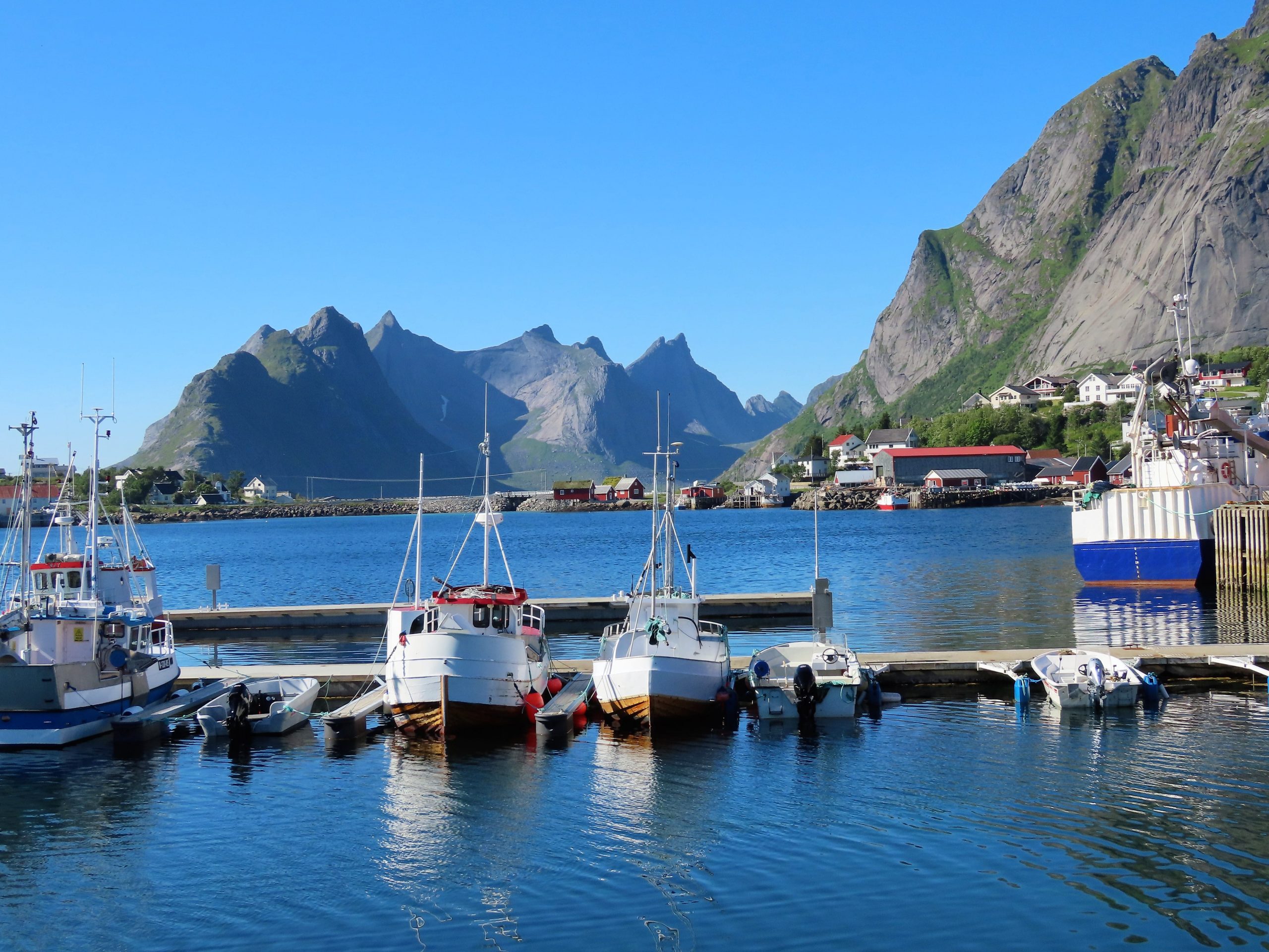 Ting å gjøre i Lofoten - magisk natur, strender, fiskevær - Reine med stupbratte fjell