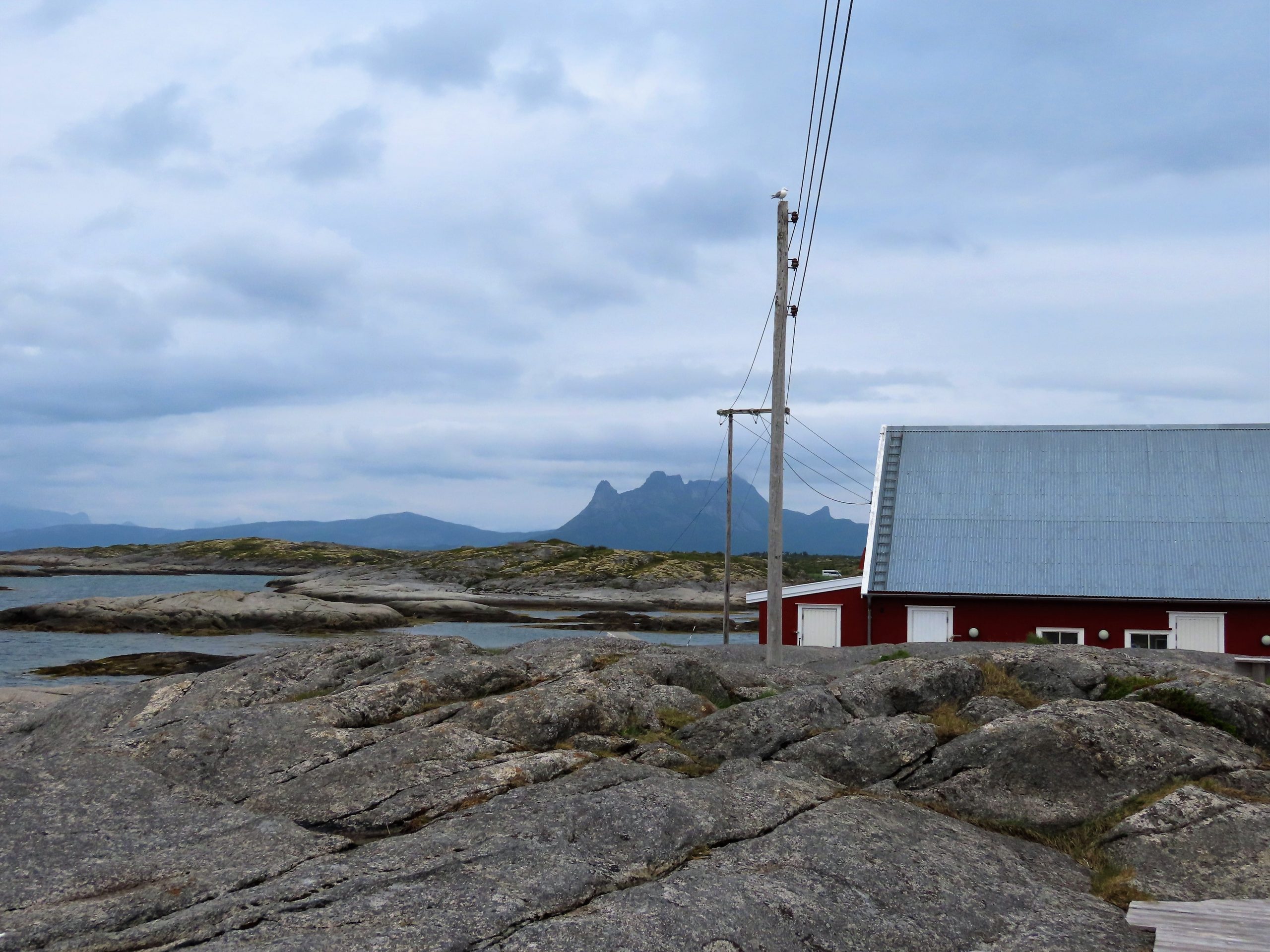 Tranøy Fyr med glimt av havet – Hamarøy i Nordland - Naustet