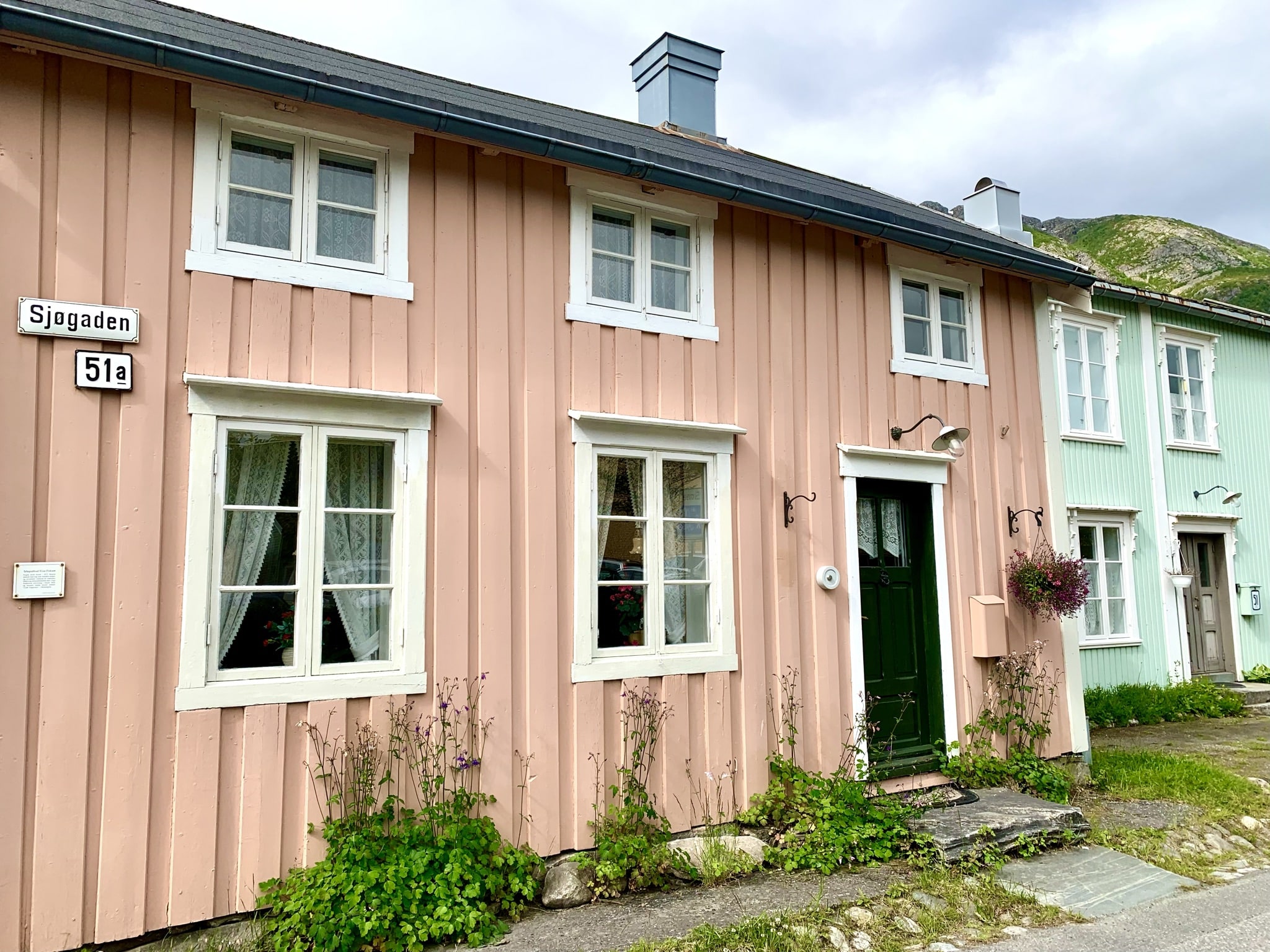 Gatenavnet Sjøgaten i Mosjøen oppført på en husvegg