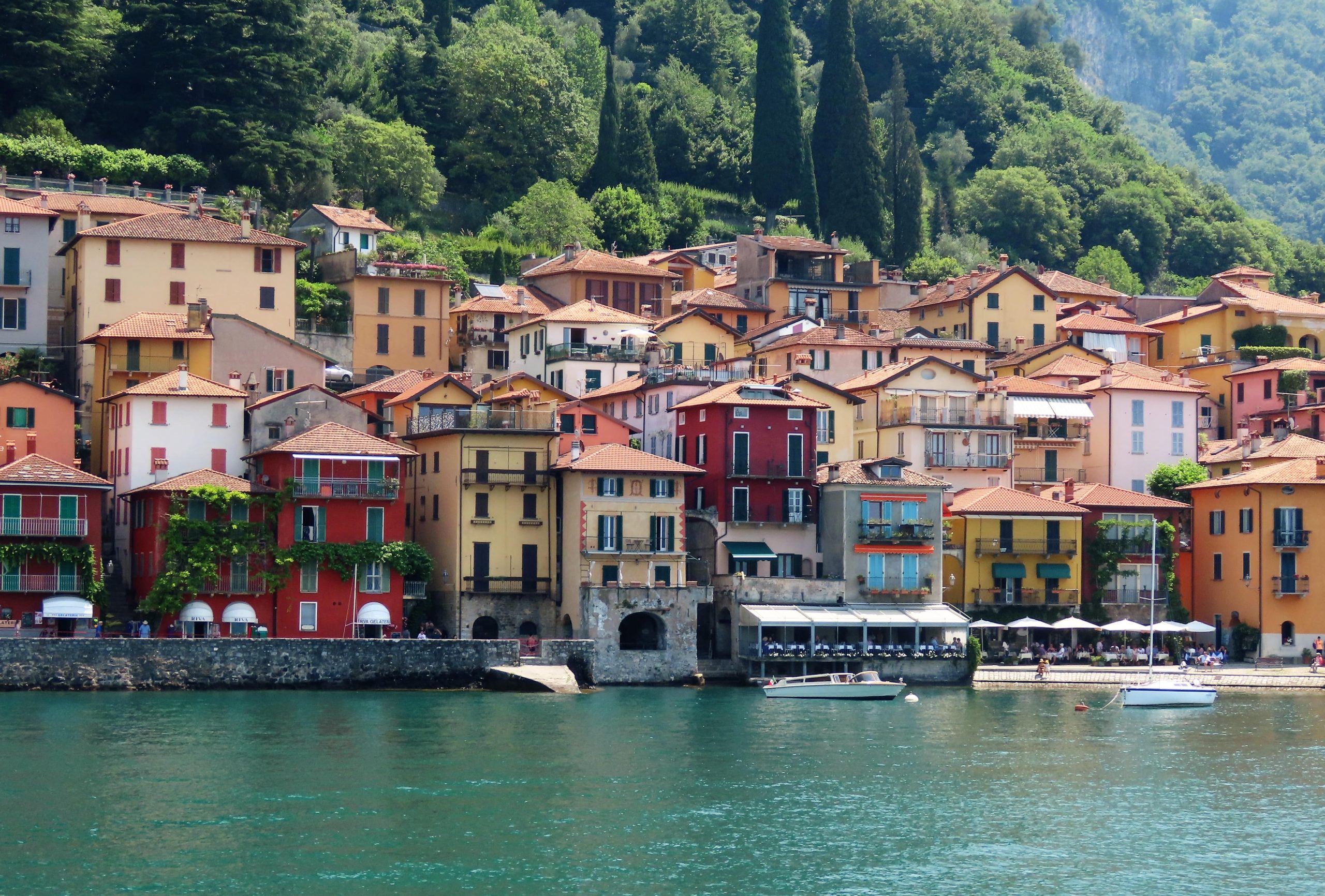 Besøk Comosjøen - Italias perle full av magi - Varenna med herlige farger ligger oppover i skråningen