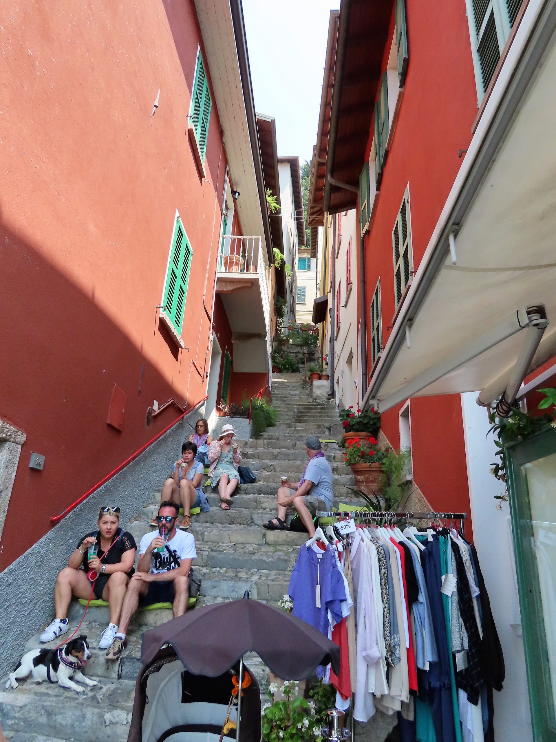 Forfriskninger inntas i en trapp mellom bygninger i Varenna
