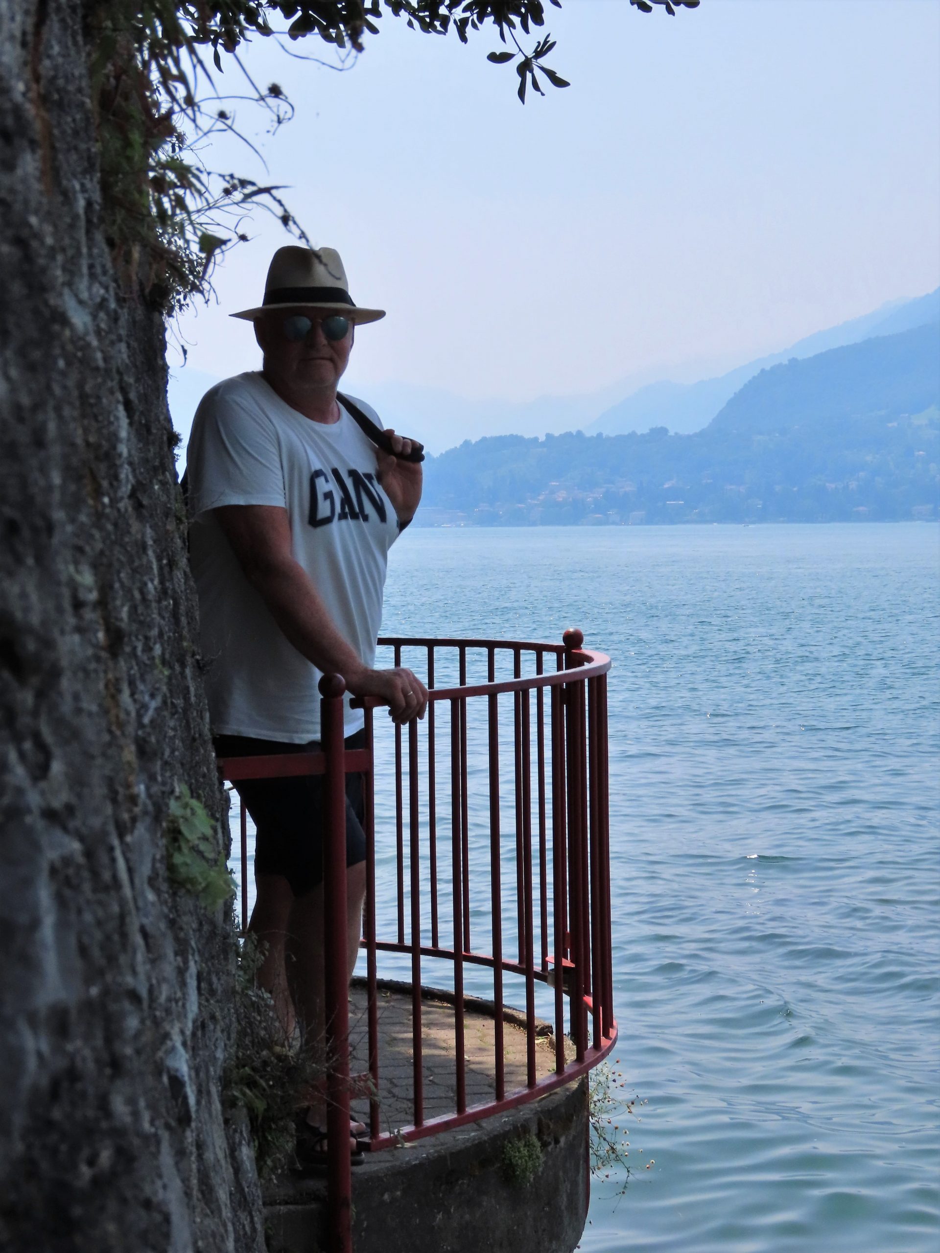 Tor på utsiktspunkt langs strandpromenaden - Varenna