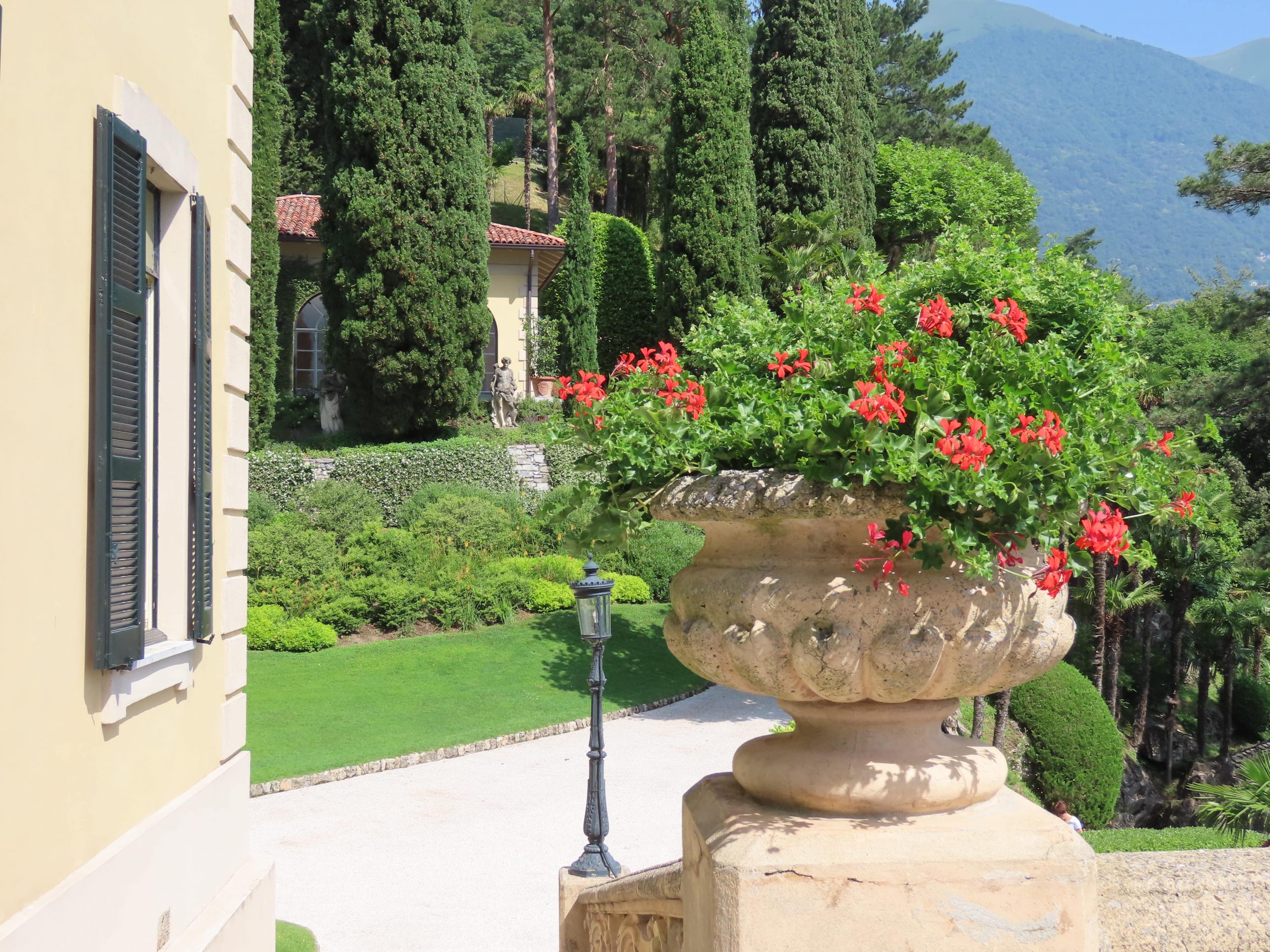 Blomster og vakre urner i Villa del Balbionello