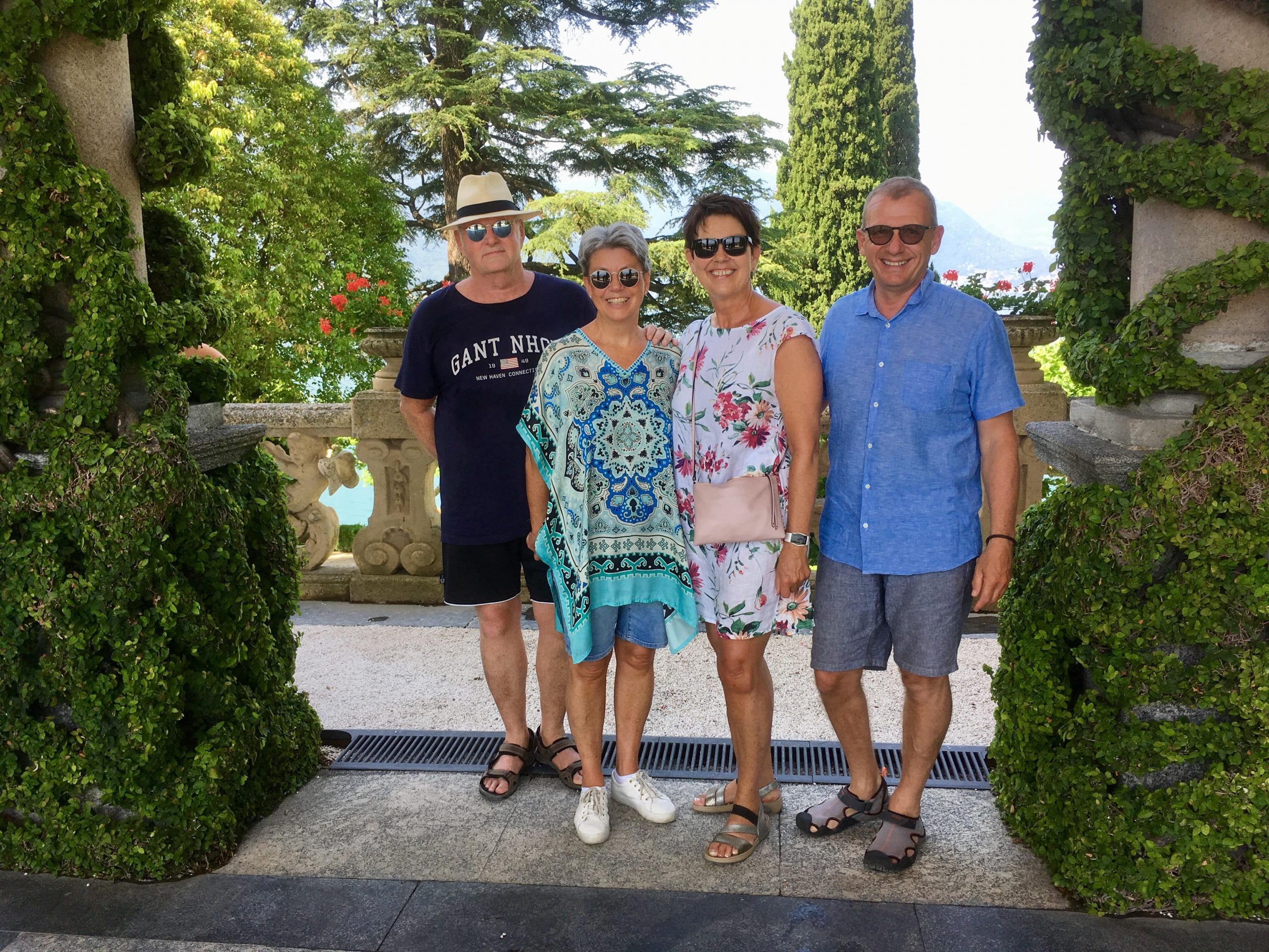 Oss og venner på besøk i Villa del Balbionello