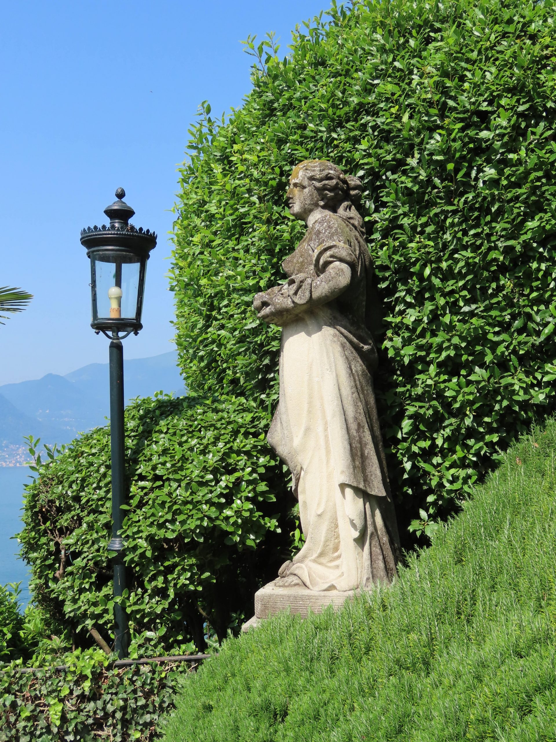 Statuer og belysning i Villa del Balbionello