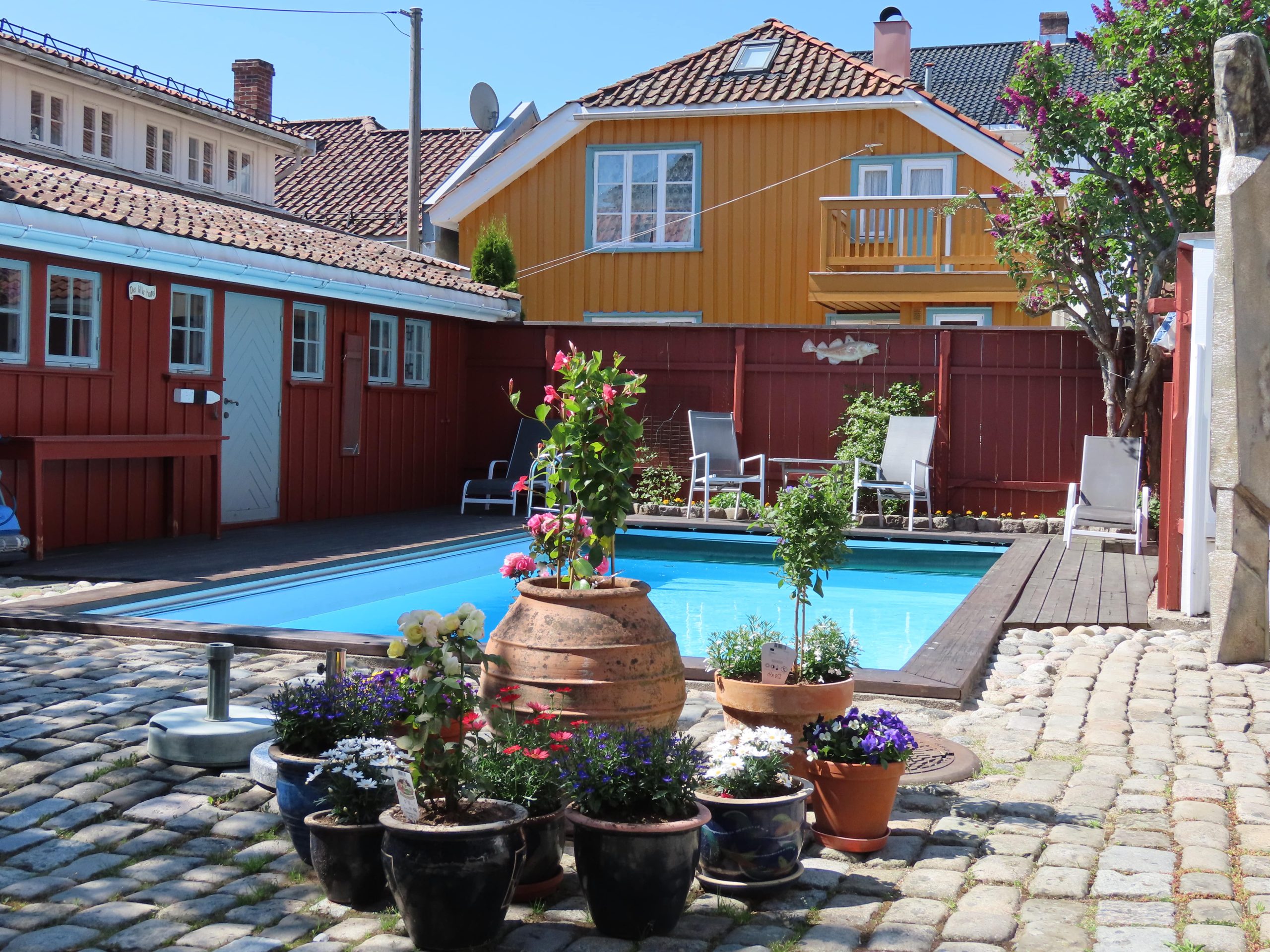 Opplev Risør - trehusbyen langs sørlandskysten - Bakhagen i Konsultatet, en del av Det lille Hotel