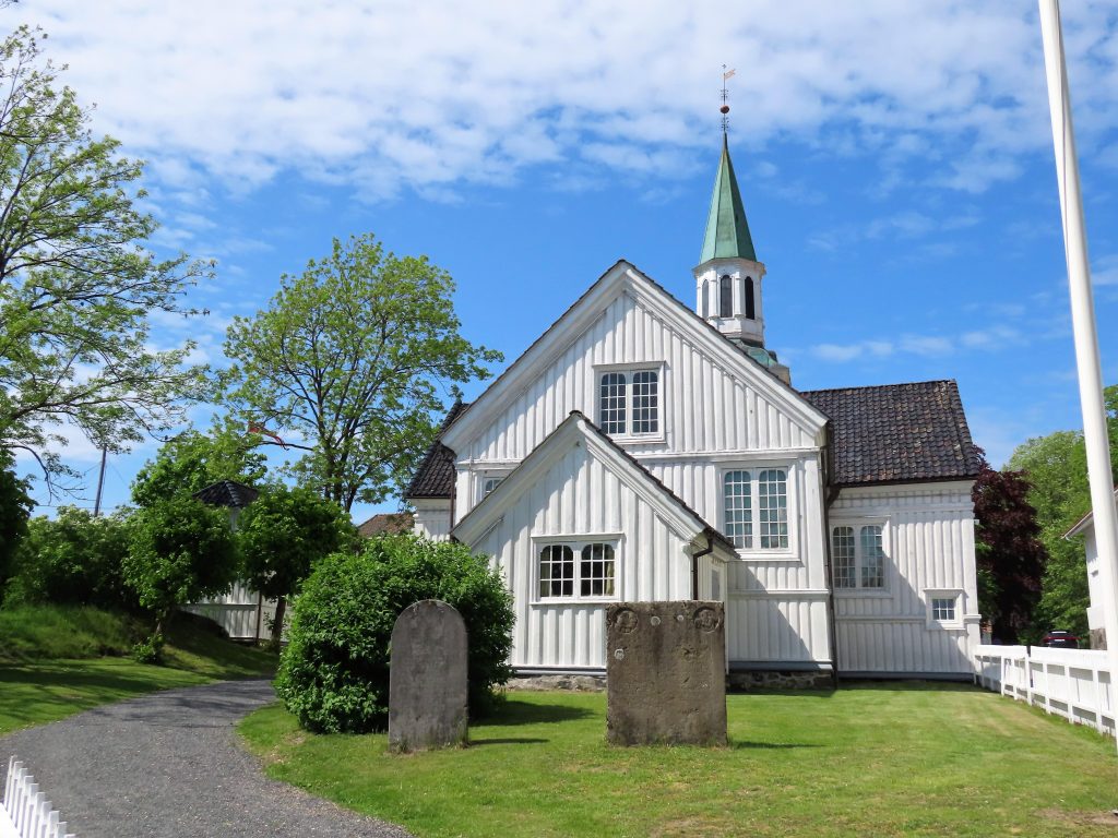 Opplev Risør - trehusbyen langs sørlandskysten - Barokkirken i Risør fra utsiden