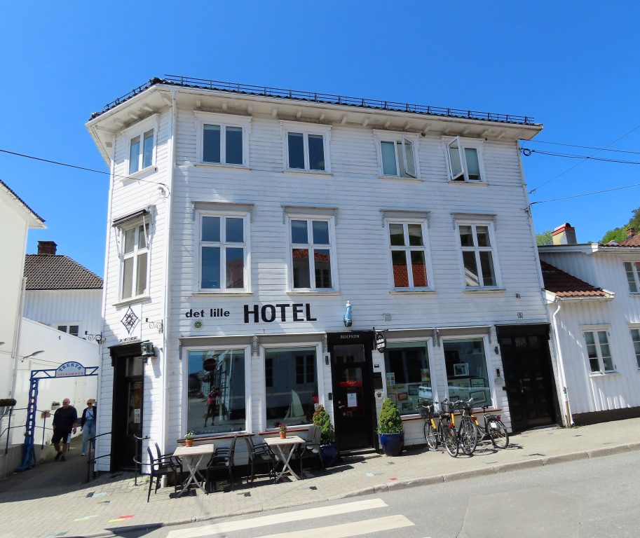 Opplev Risør - trehusbyen langs sørlandskysten -Det lille Hotel