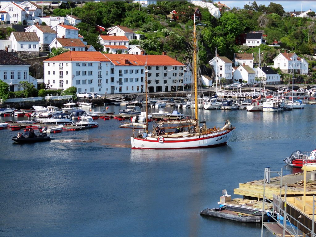 Opplev Risør - trehusbyen langs sørlandskysten - Seilbåten Risør på vei ut av havna