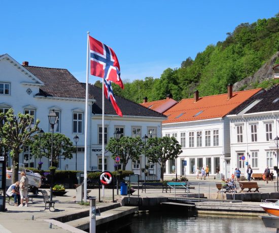 Risør by - den hvite trehusbyen med flagget til topps