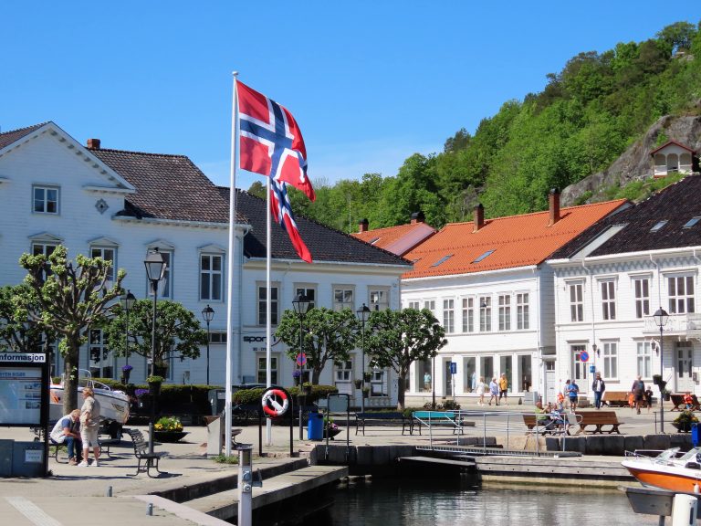 Risør by - den hvite trehusbyen med flagget til topps