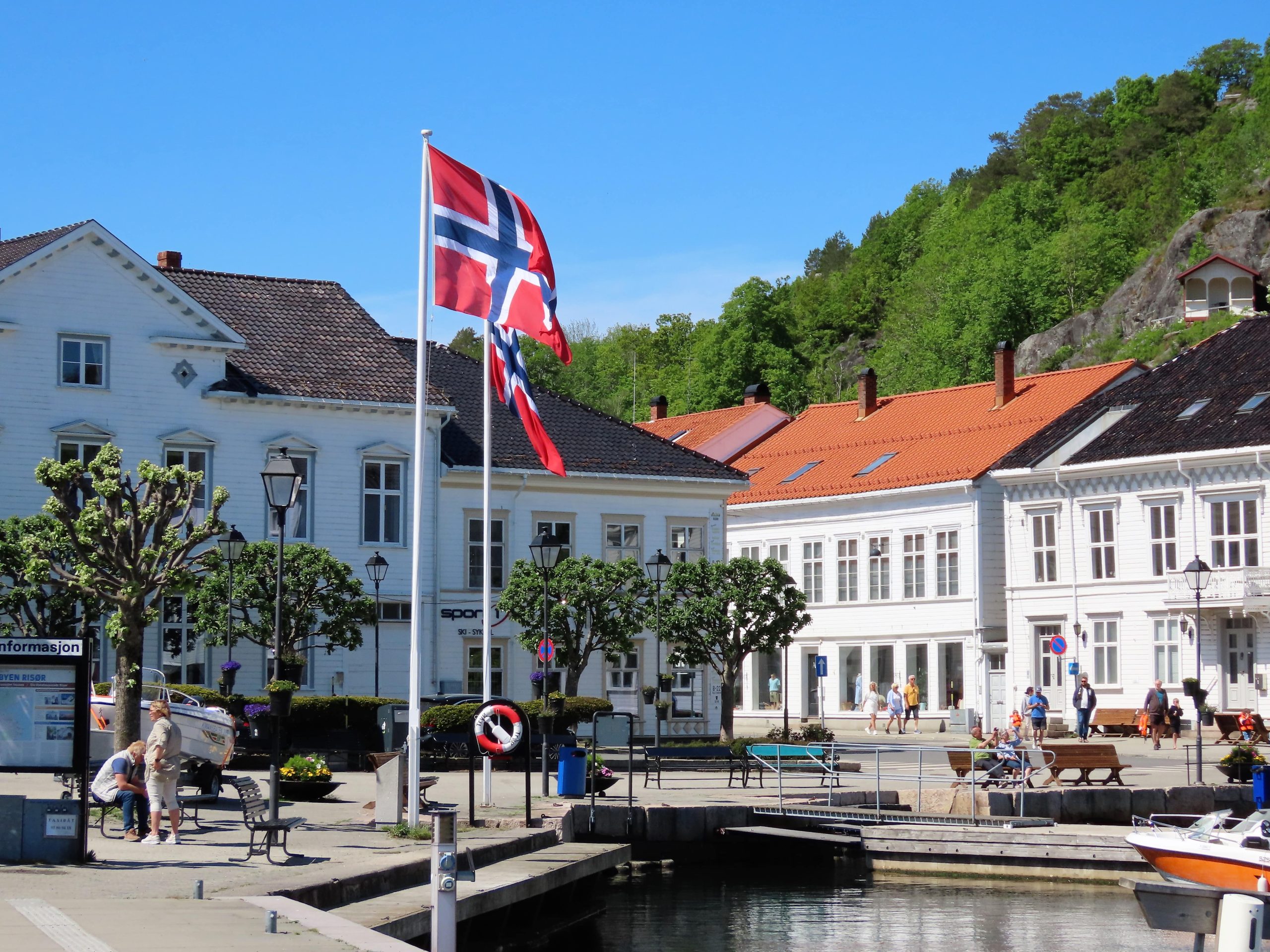 Risør by - den hvite trehusbyen med flagget til topps