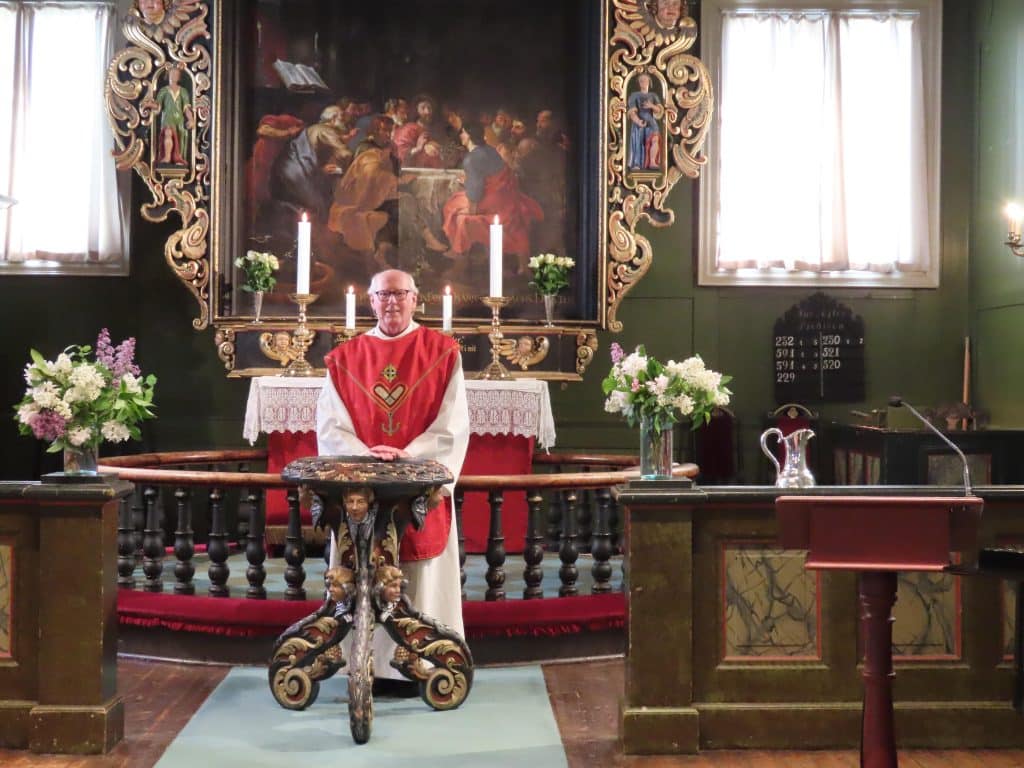 Opplev Risør - trehusbyen langs sørlandskysten - Risør kirke med presten tilstede