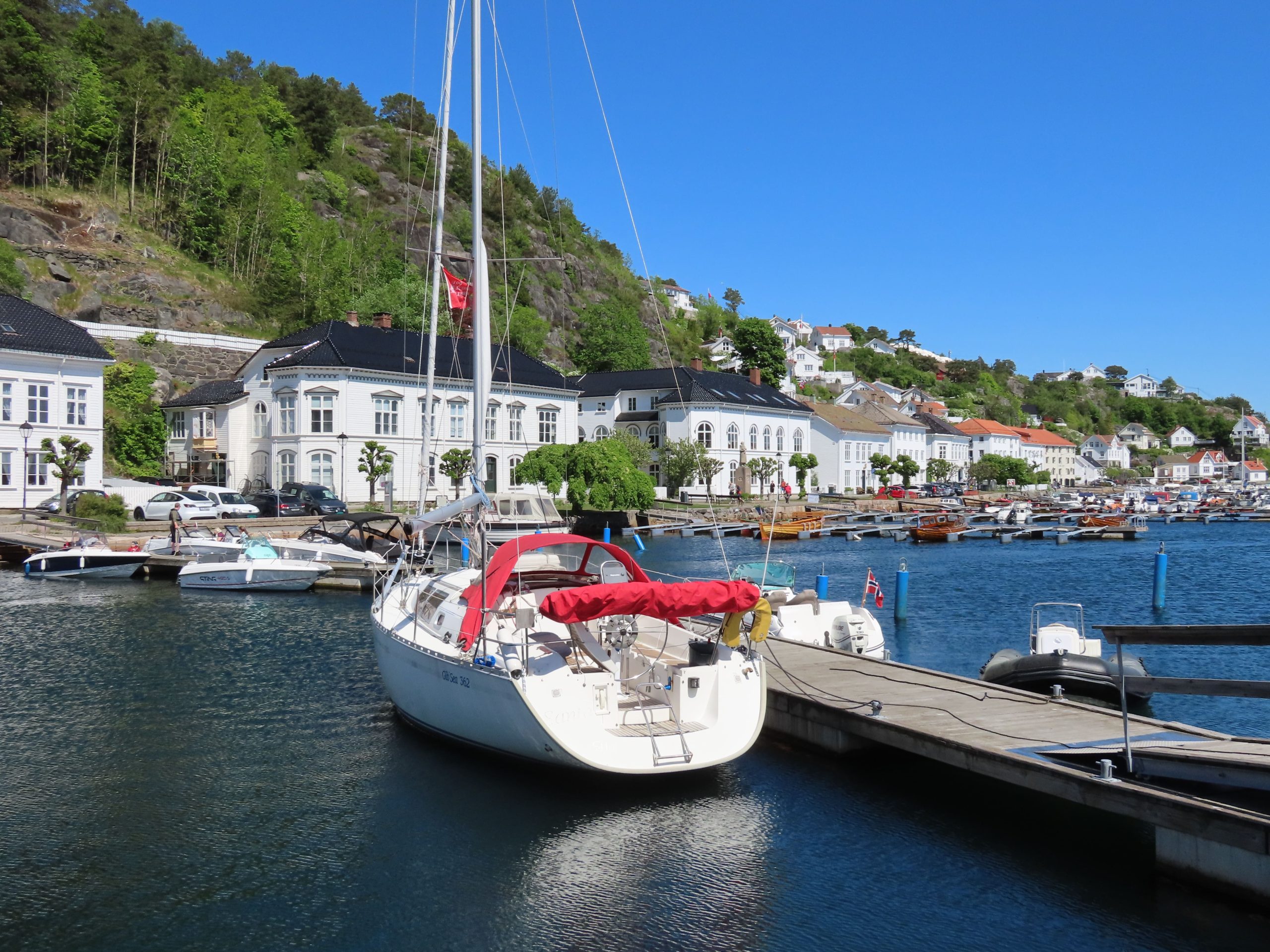 Opplev Risør, trehusbyen langs sørlandskysten - Seilbåt i havna