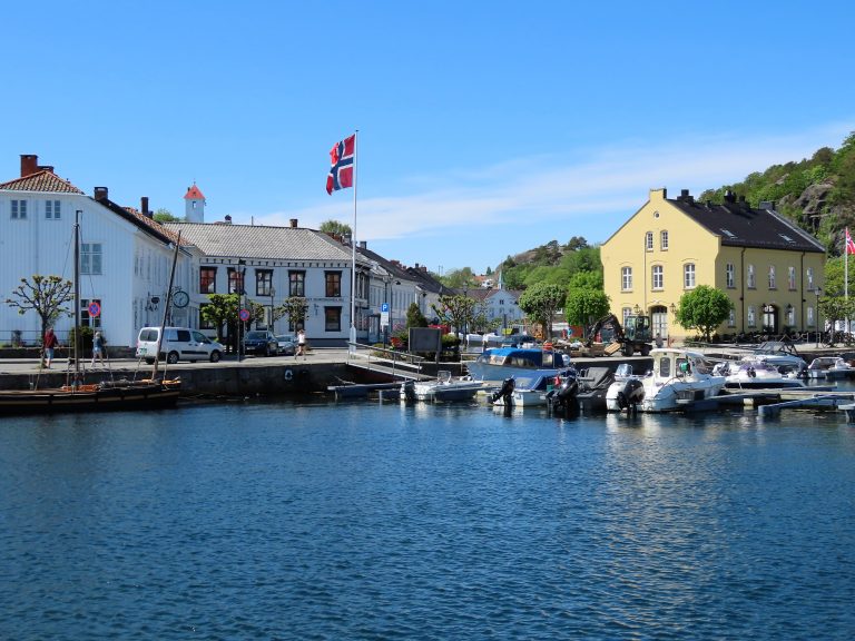 3 byer og 2 flotte fyr - supre ferietips til Sørlandet. Risør sett fra sjøen