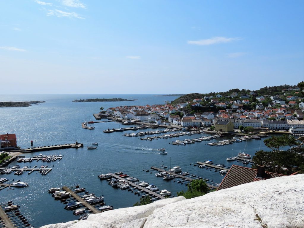 Opplev Risør - trehusbyen langs sørlandskysten - Utsikt fra Risørflekken utover skjærgården og fyret