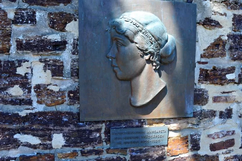 En vegg prydet av Margareta- statue