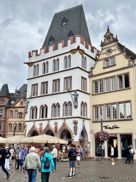 Vakre bygg på bytorget Hauptmarkt i Trier