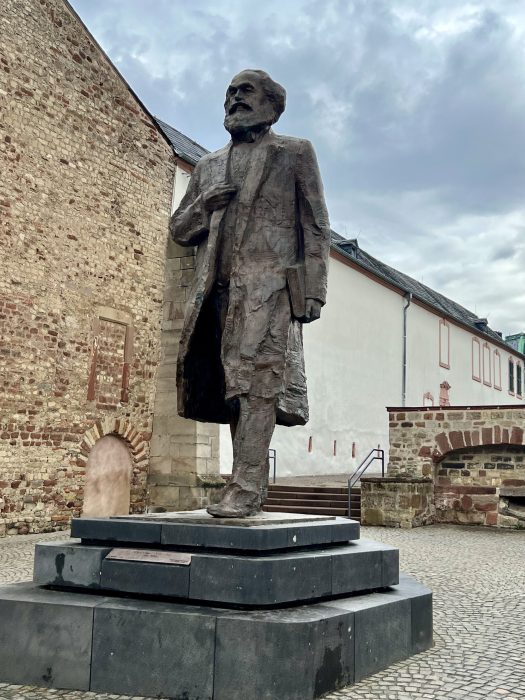 Karl Marx er født i Trier - statue