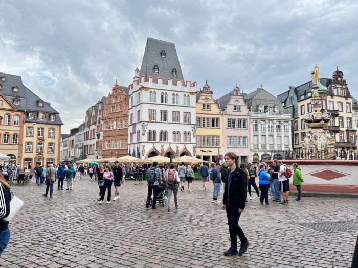 Utsikt fra en kafé til hovedtorget i Trier