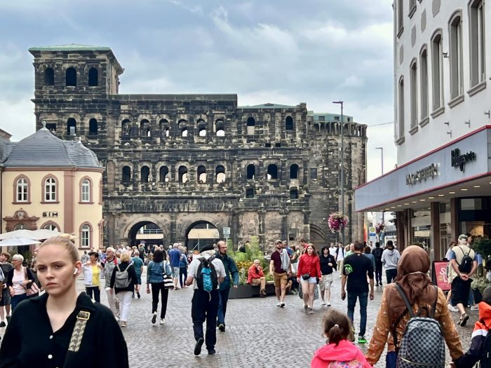 Porta Nigra på avstand