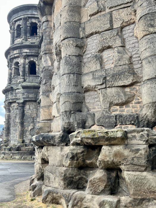Detaljer på Porta Nigra fra romertiden