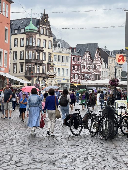 Livlig og herlig torg med kafeer, marked og butikker