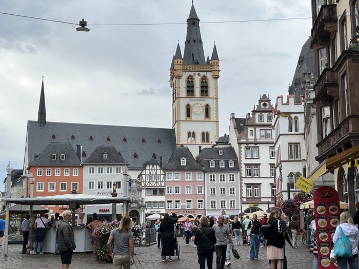 Hovedtorget i Trier med sin fargerike og varierende arkitektur