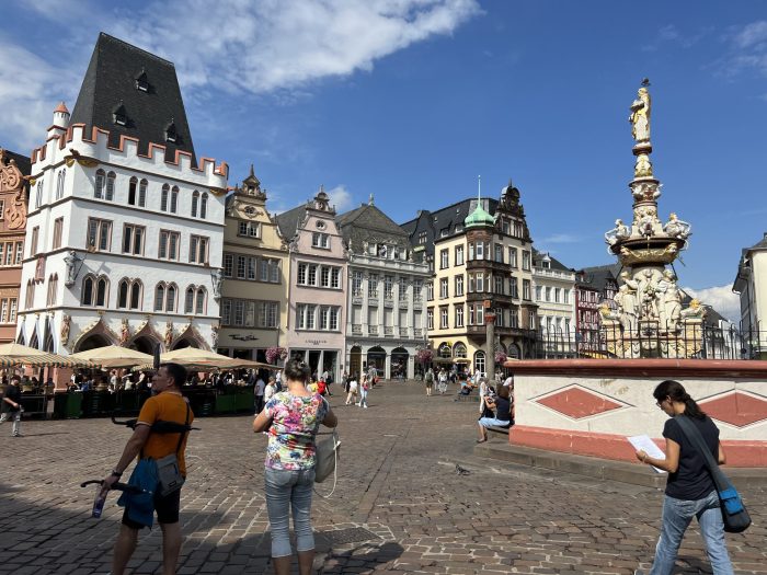 Flott arkitektur på torget i Trier