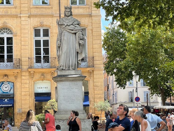 Dette torget rundt statuen av kong Réné er et ganske viktig sted ved Cours Mirabeau