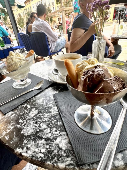 Kafébesøk med is og kaffe