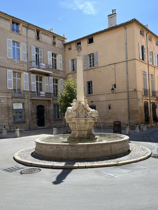 En av mange fontener i Aix-en-Provence Fontaine des Quatre-Dauphins
