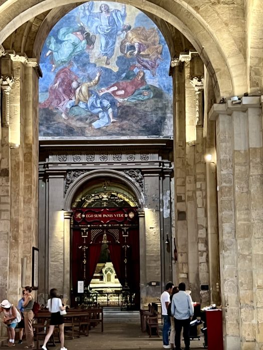 Vakkert inngangsparti til kirken