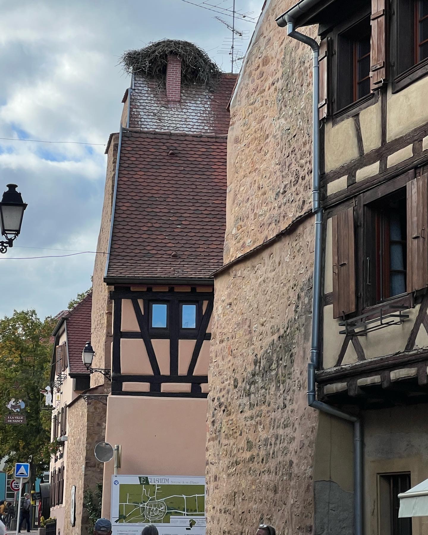 Reder for storken er godt synlig i Enguisheim