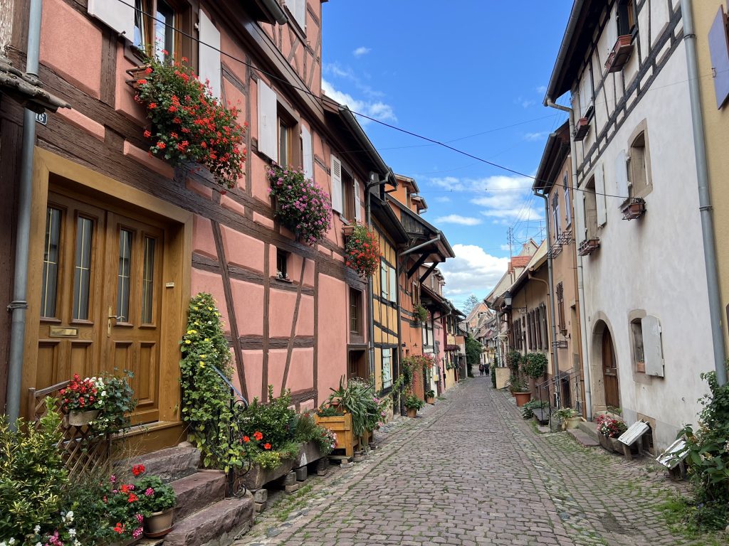 Gatebilde fra den gamle delen av Enguisheim