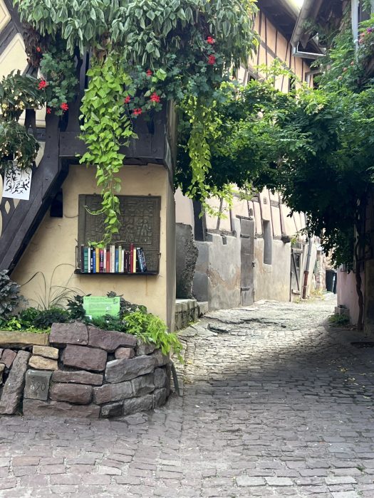 Utendørs bibliotek i Enguisheim