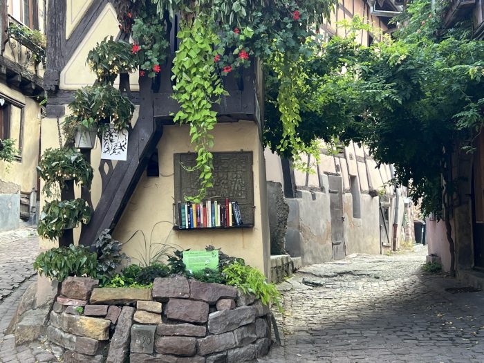 Besøk Enguisheim hvor historien møter den franske landsbymagien. Utendørs bibliotek med fin innramming