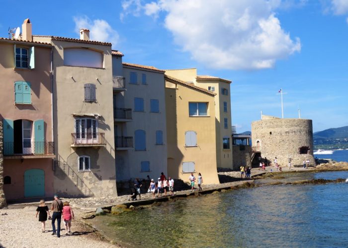 Bak fasaden i St. Tropez Under bobilferien gjennom Europa, fra Norge til Sør-Frankrike