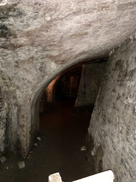 Det er trangt enkelte ster i kasematten under slottet