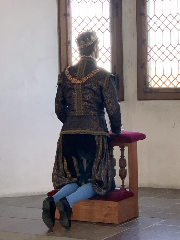 Kong Hamlet på knelebenken