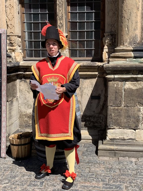 En av skuespillerne ved teateroppføringen av Hamlet