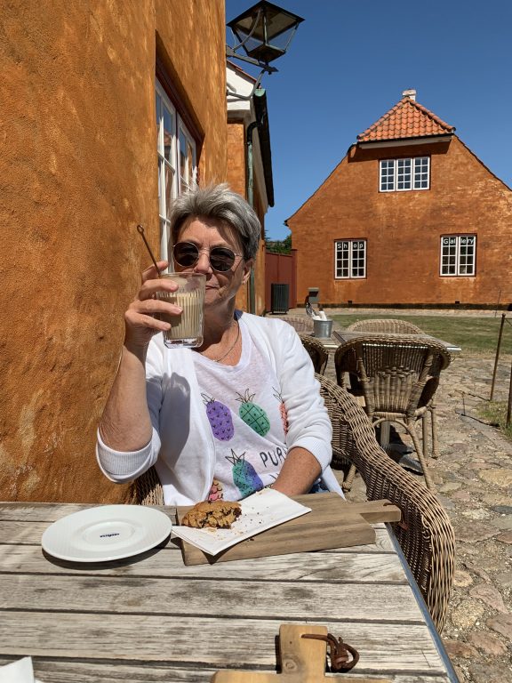 Tid for en kaffepause på kaserneområdet ved slottet