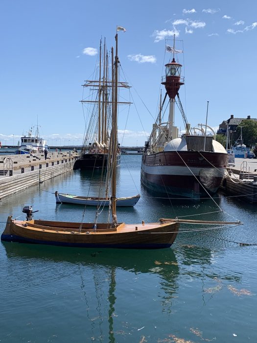Flott havneområde med koselige båter