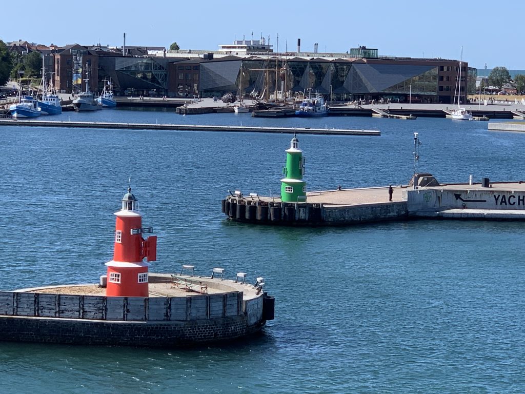 Tydelig merket innseiling med 2 fyr