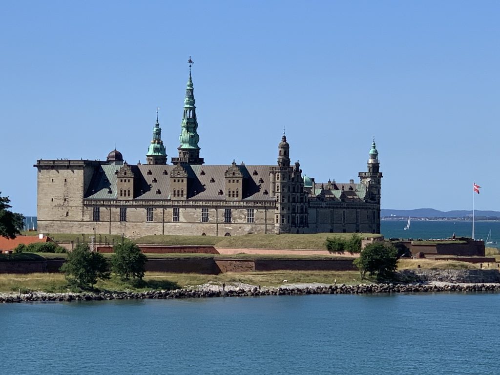Kronborg slott sett fra sjøen under weekendtur til Helsingør